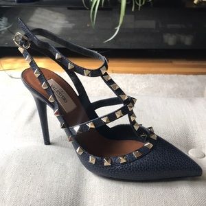 Valentino color navy